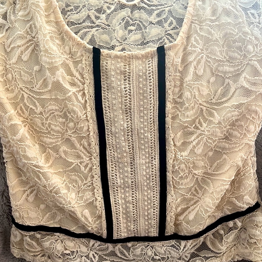 Lace top. - Picture 4 of 5